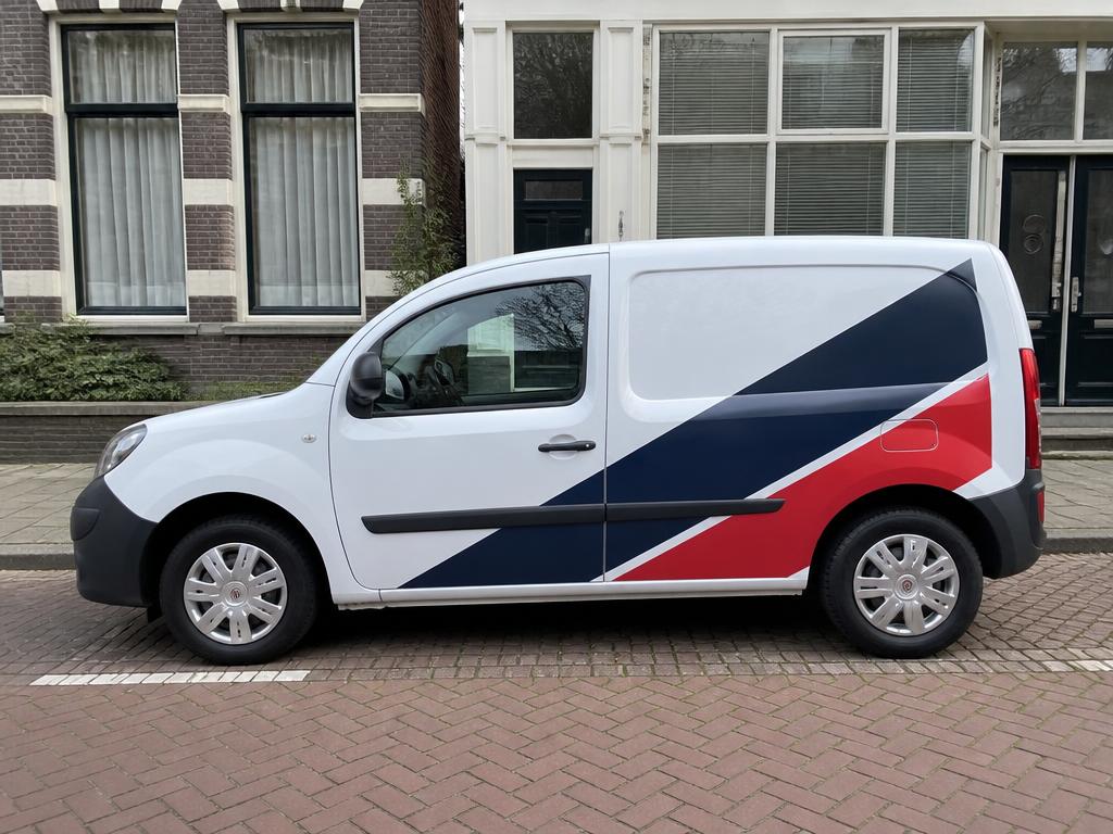 Beletterde bestelauto