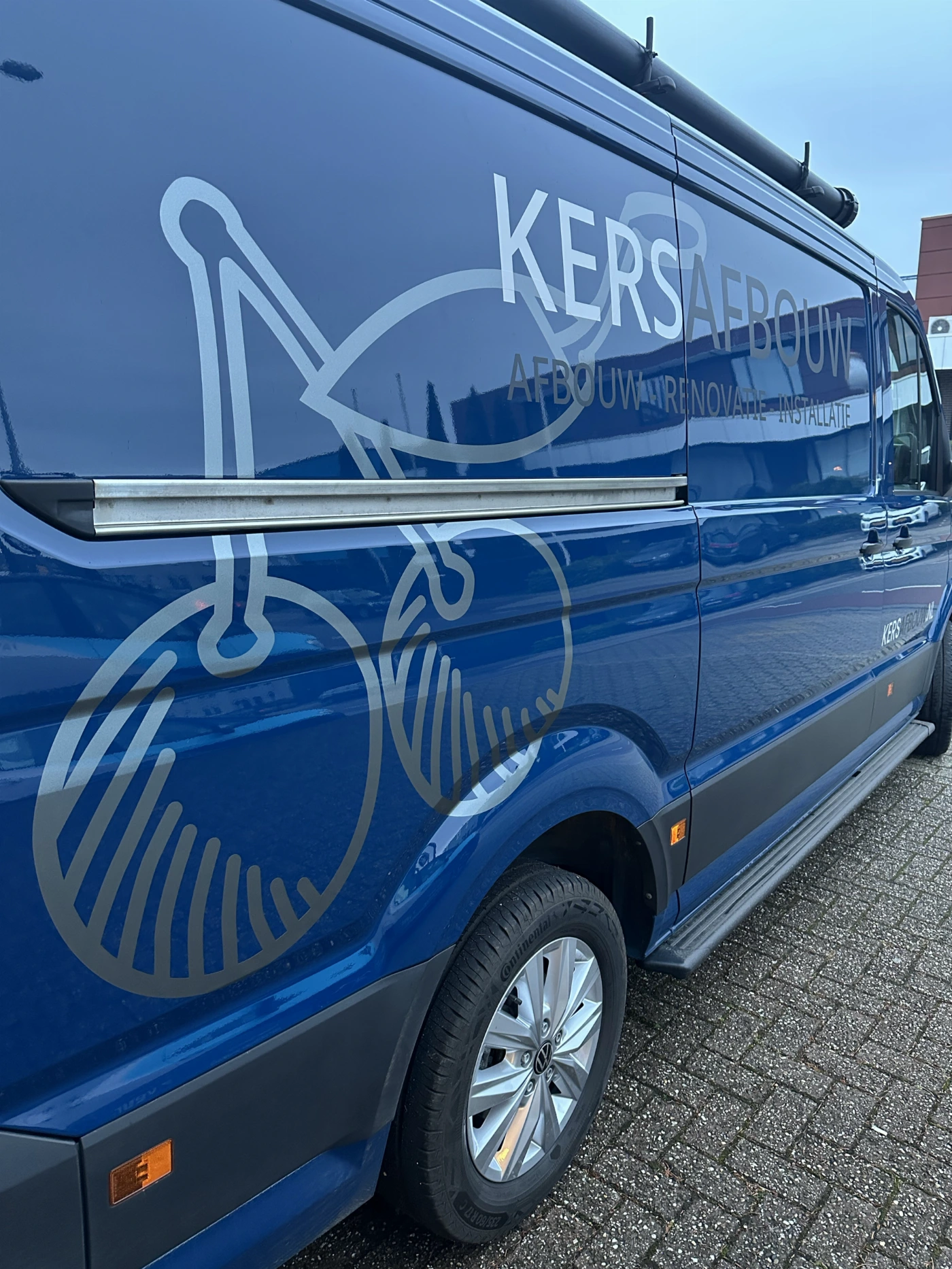 Beletterde bestelbus van Kers Afbouw