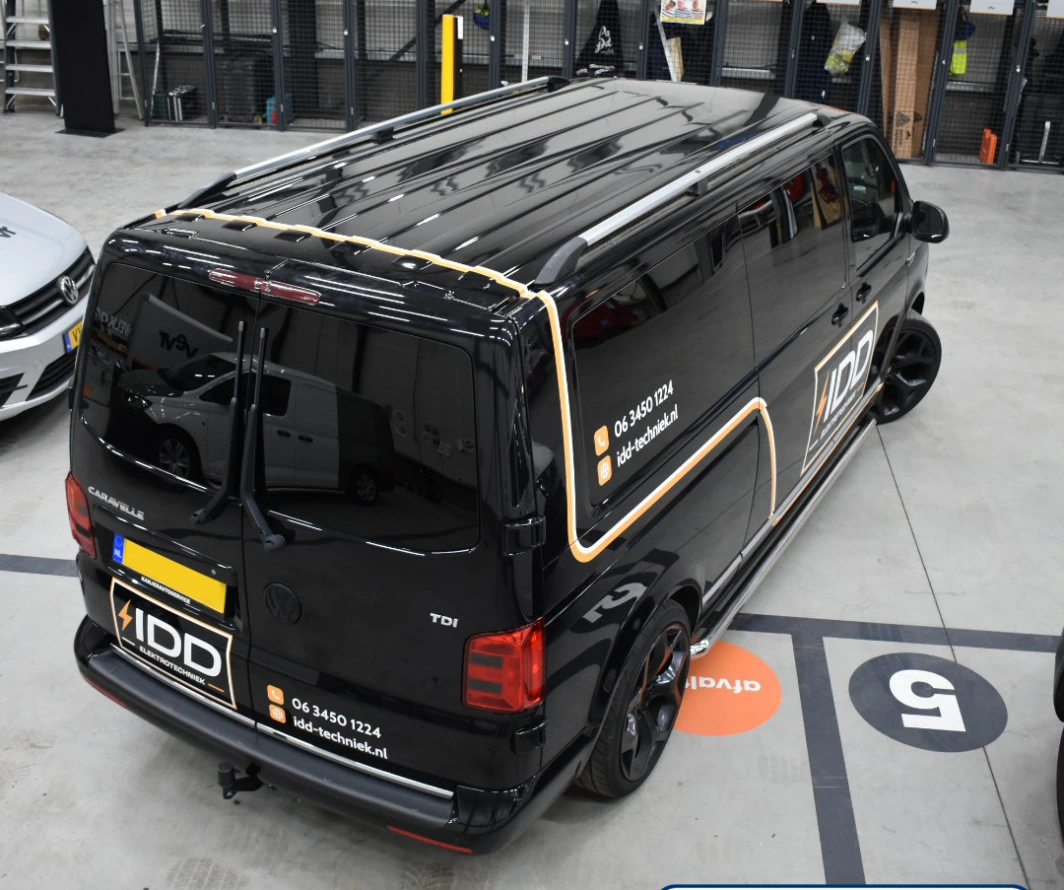 Beletterde bestelbus van IDD Techniek