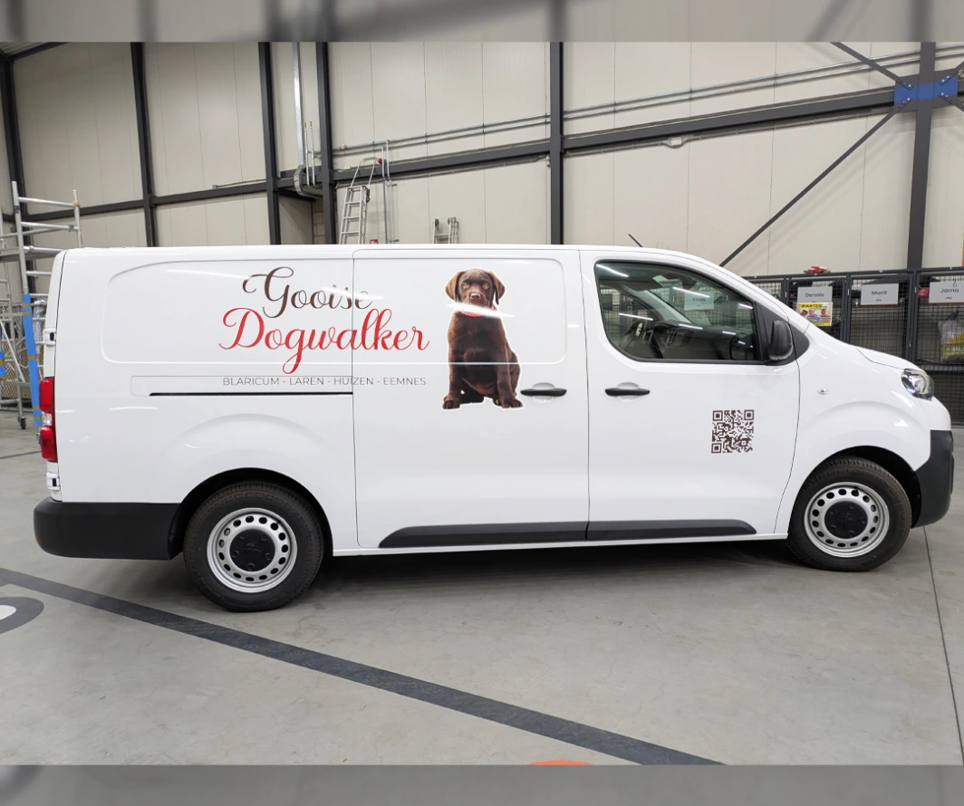 Beletterde bestelbus van Gooise Dogwalker