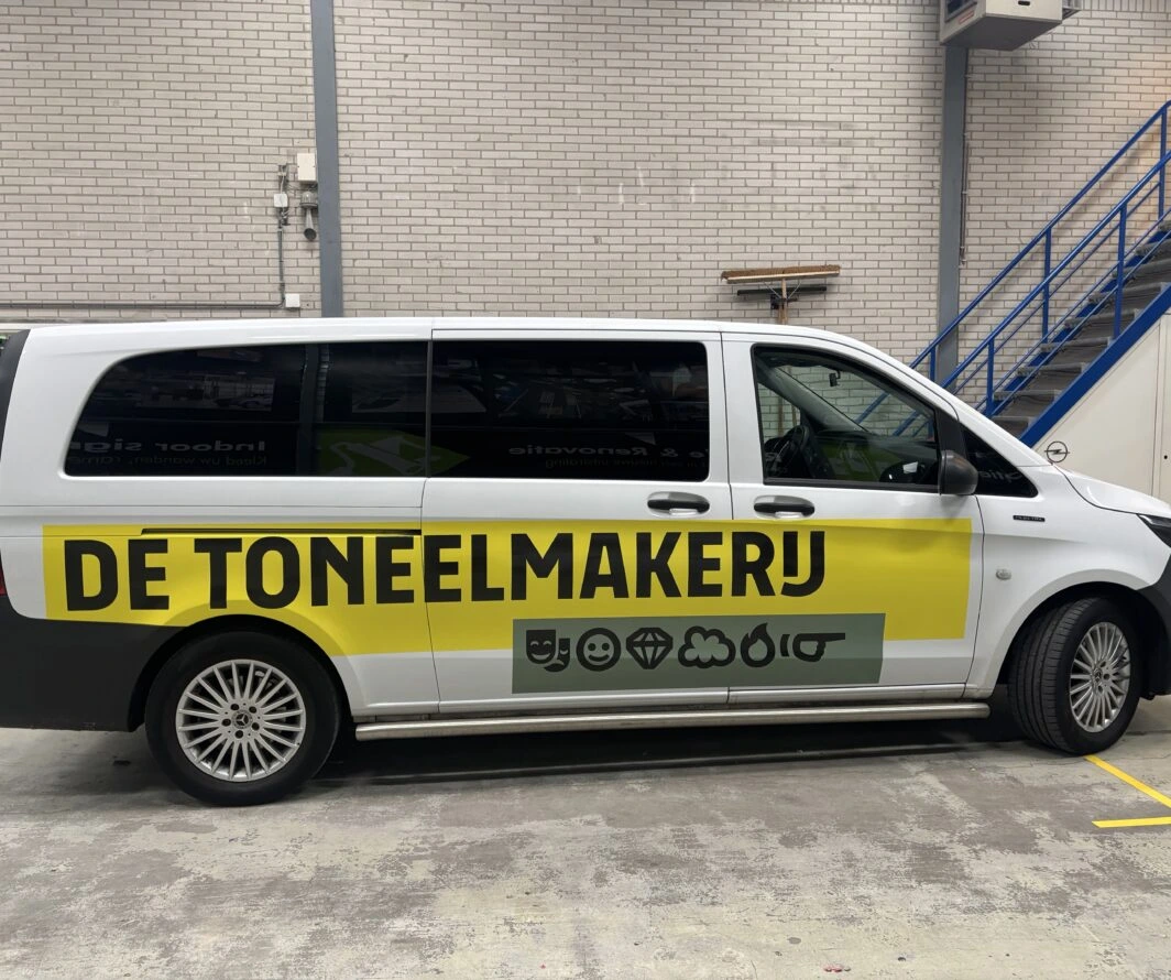 Beletterde bestelbus van De Toneelmakerij