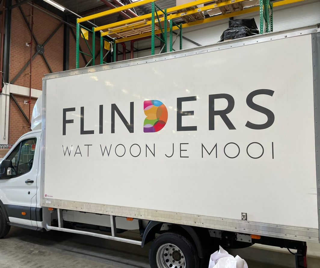 Beletterde bakwagen van Flinders