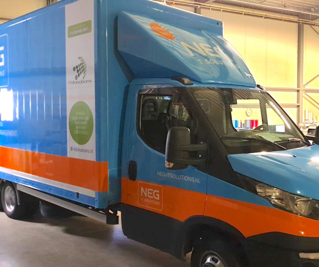 Beletterde bakwagen van NEG IT