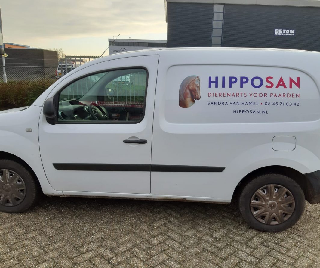 Beletterde bestelauto van Hipposan