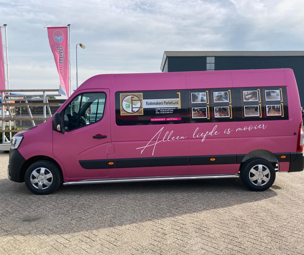 Beletterde bestelwagen van Rademakers Parket