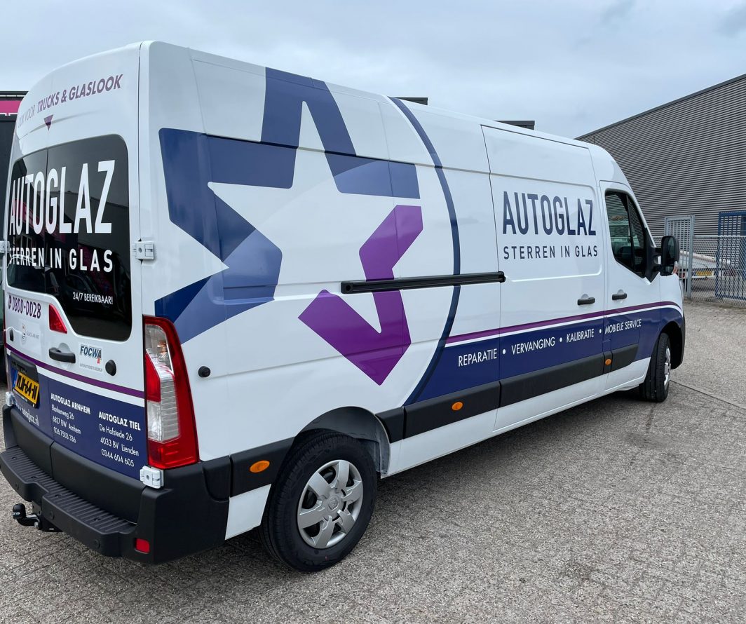 Renault bestelwagen met AutoGlaz-belettering