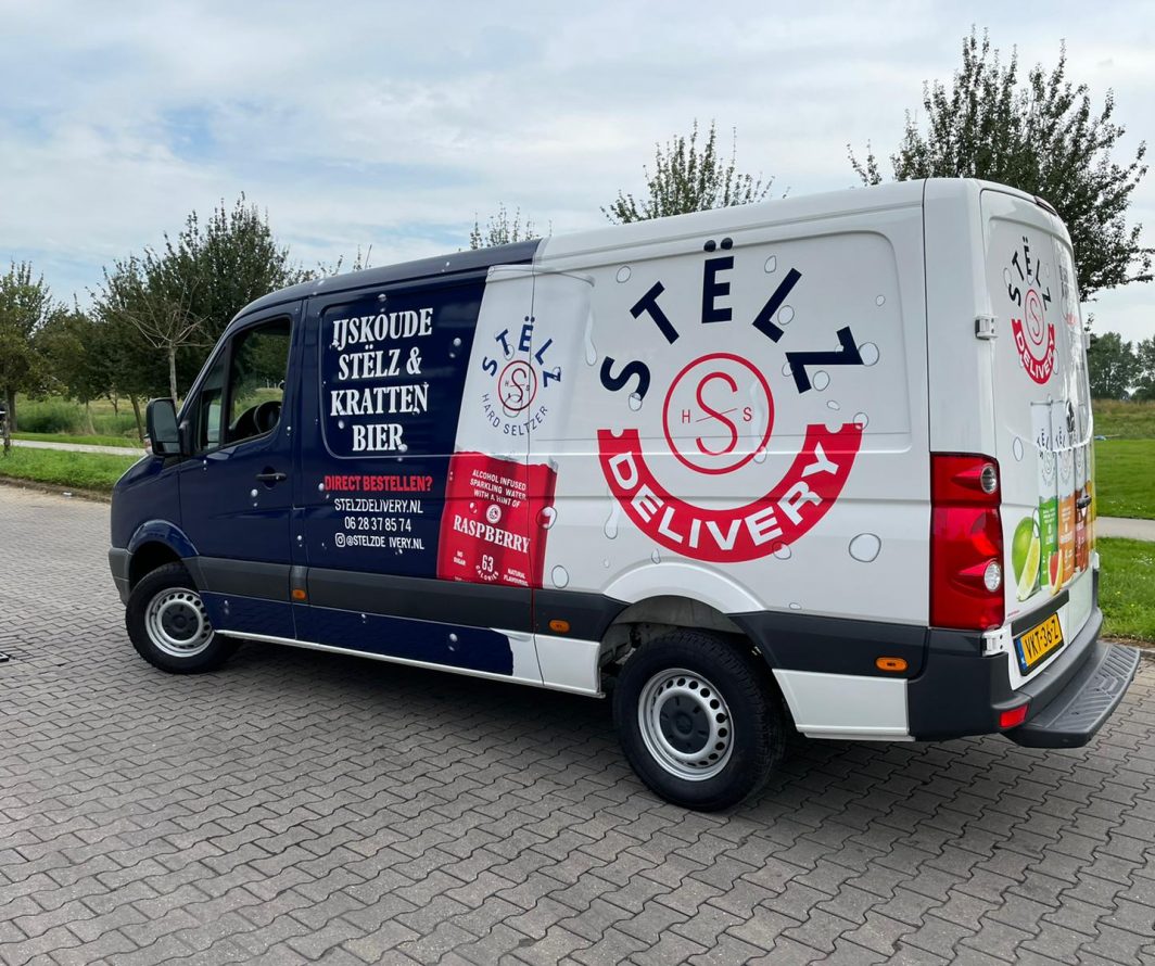 Beletterde bestelwagen van Stëlz