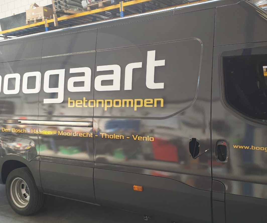 Voorbeeld van Iveco-belettering uit het portfolio van Autobelettering.nl