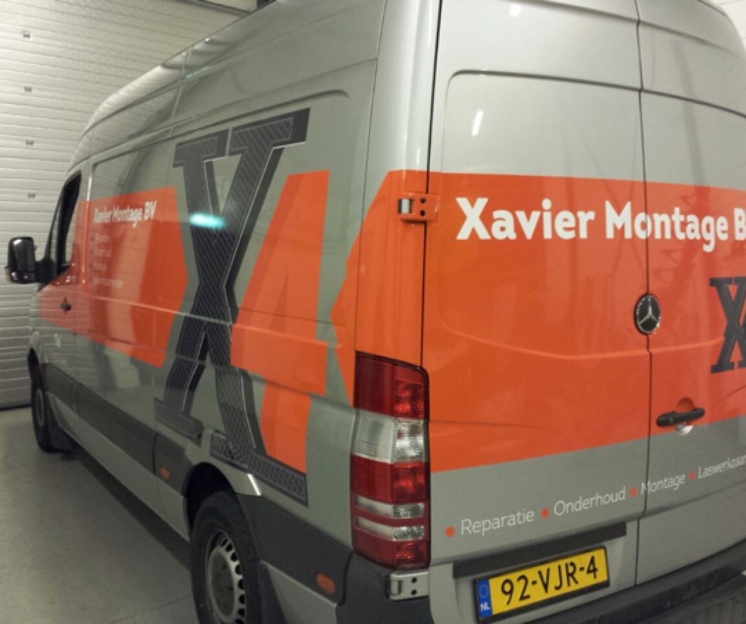 Mercedes bedrijfswagen met oranje vlakken en witte bedrijfsbelettering