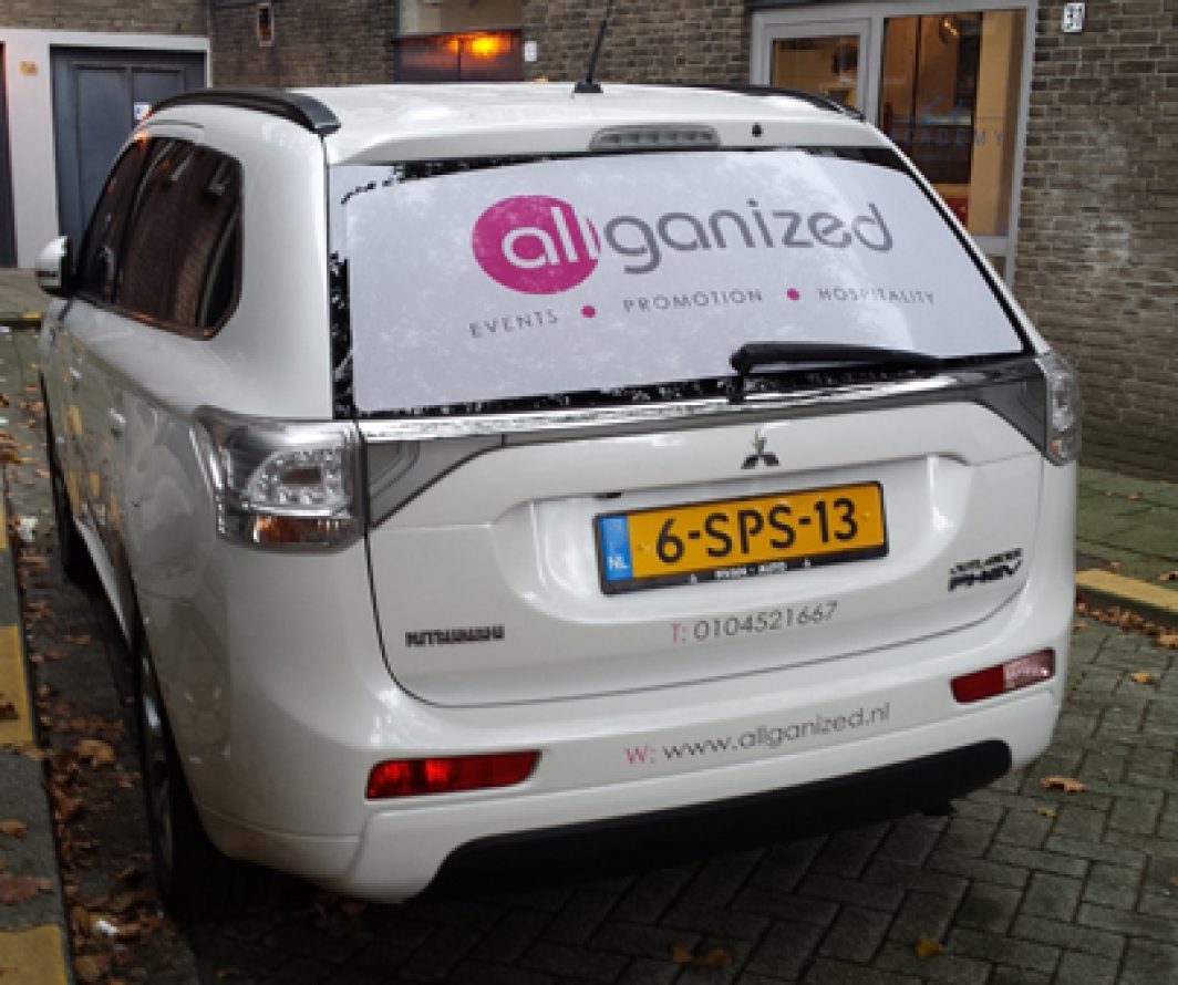 Zilveren Mitsubishi met logo en website op de achterklep