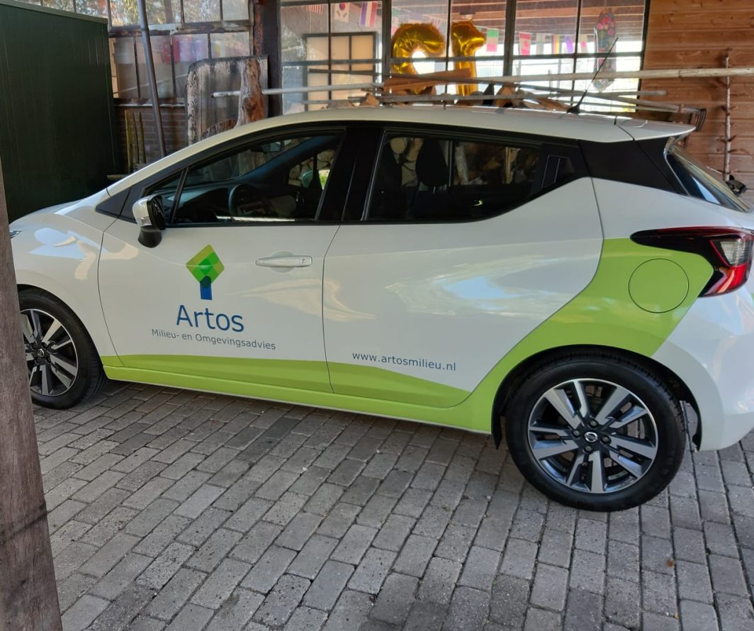 Voorbeeld van Nissan-belettering uit het portfolio van Autobelettering.nl