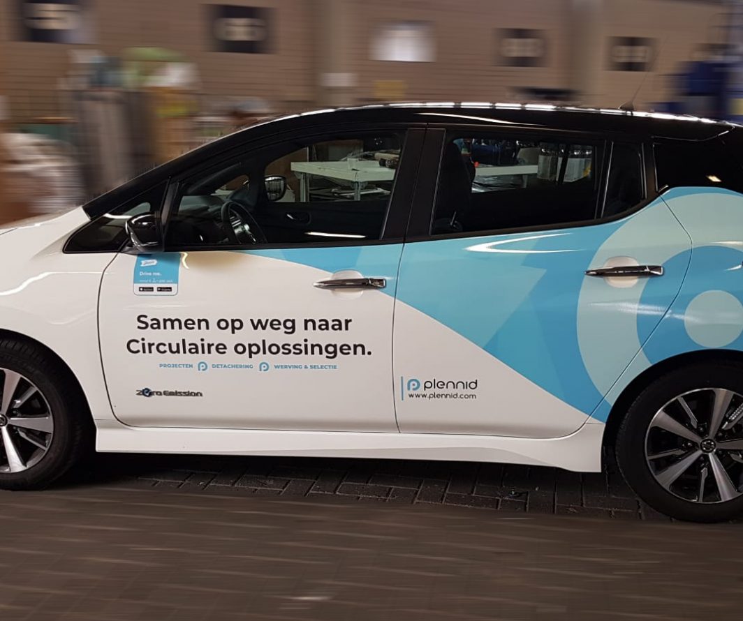 Voorbeeld van Nissan-belettering uit het portfolio van Autobelettering.nl