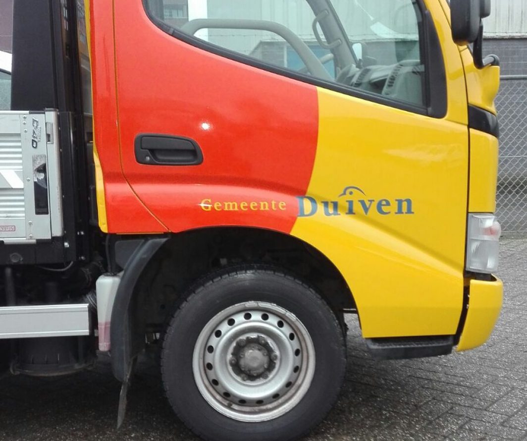 Voorbeeld van Nissan-belettering uit het portfolio van Autobelettering.nl