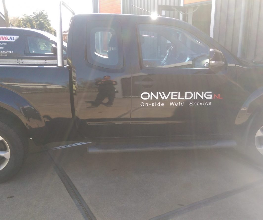 Voorbeeld van Nissan-belettering uit het portfolio van Autobelettering.nl
