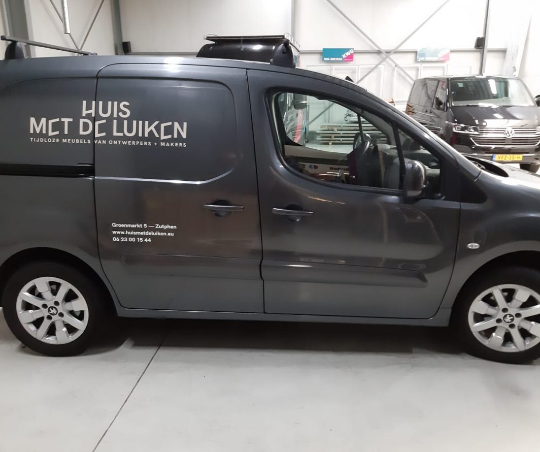 Voorbeeld van Peugeot-belettering uit het portfolio van Autobelettering.nl