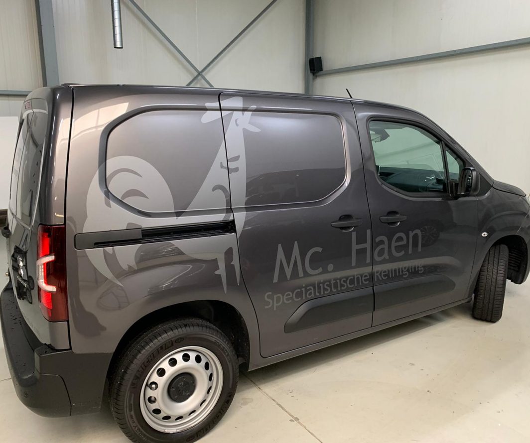 Voorbeeld van Peugeot-belettering uit het portfolio van Autobelettering.nl