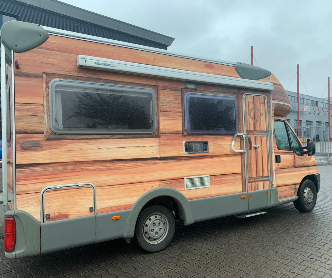 Beletterde camper: Camper met houtprint