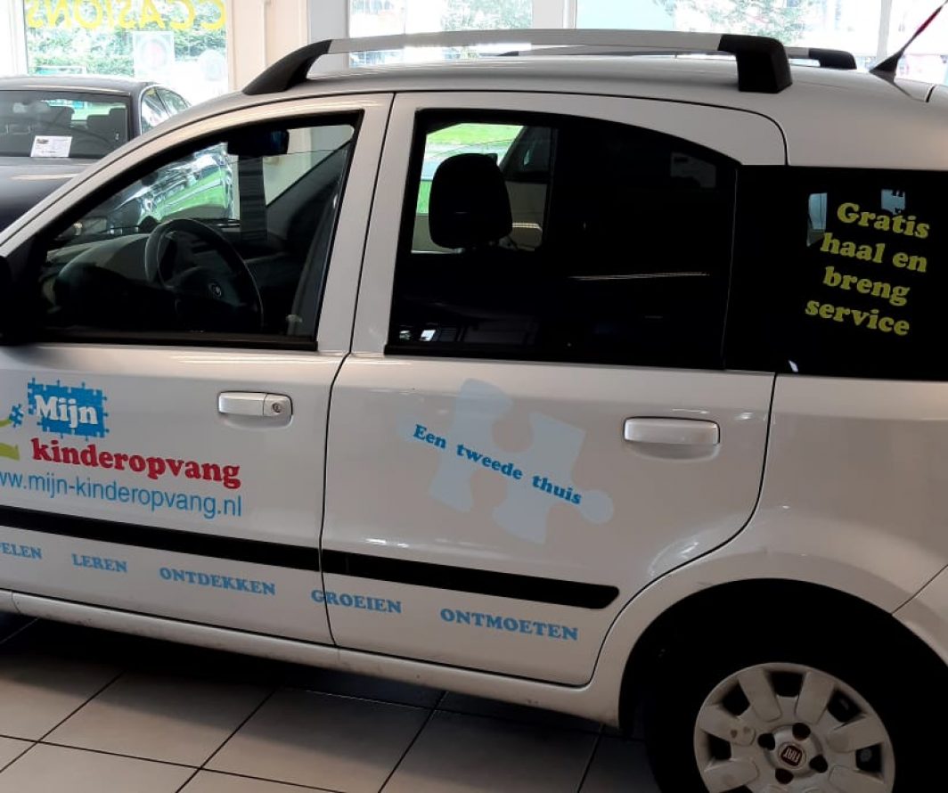 Beletterde personenauto van Mijn Kinderopvang