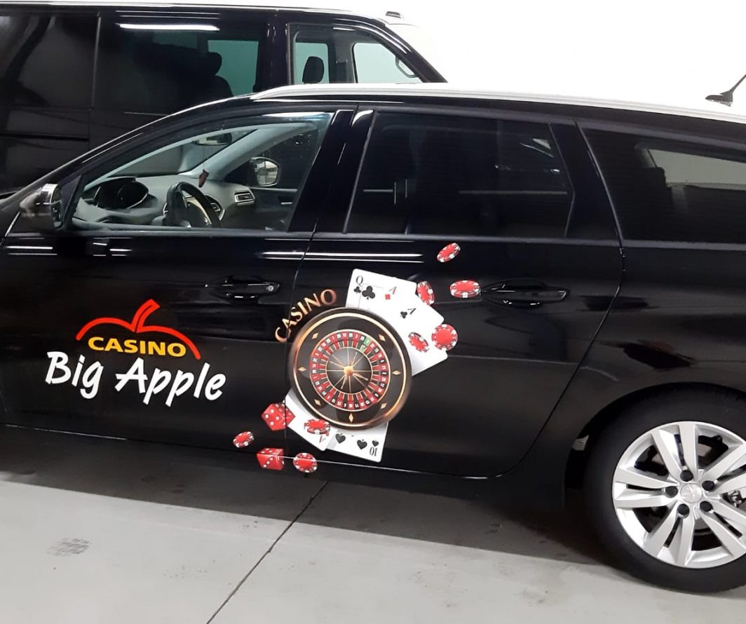 Beletterde Peugeot van Big Apple