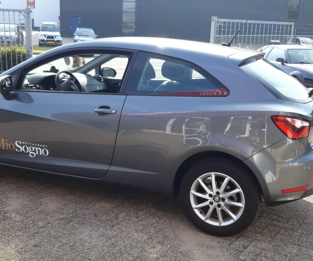 Beletterde personenauto van Mio Sogno