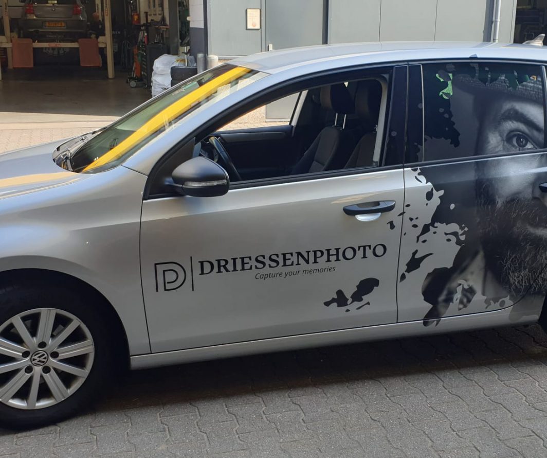 Volkswagen Golf met DriessenPhoto-logo en een grote fotoprint op de zijkant