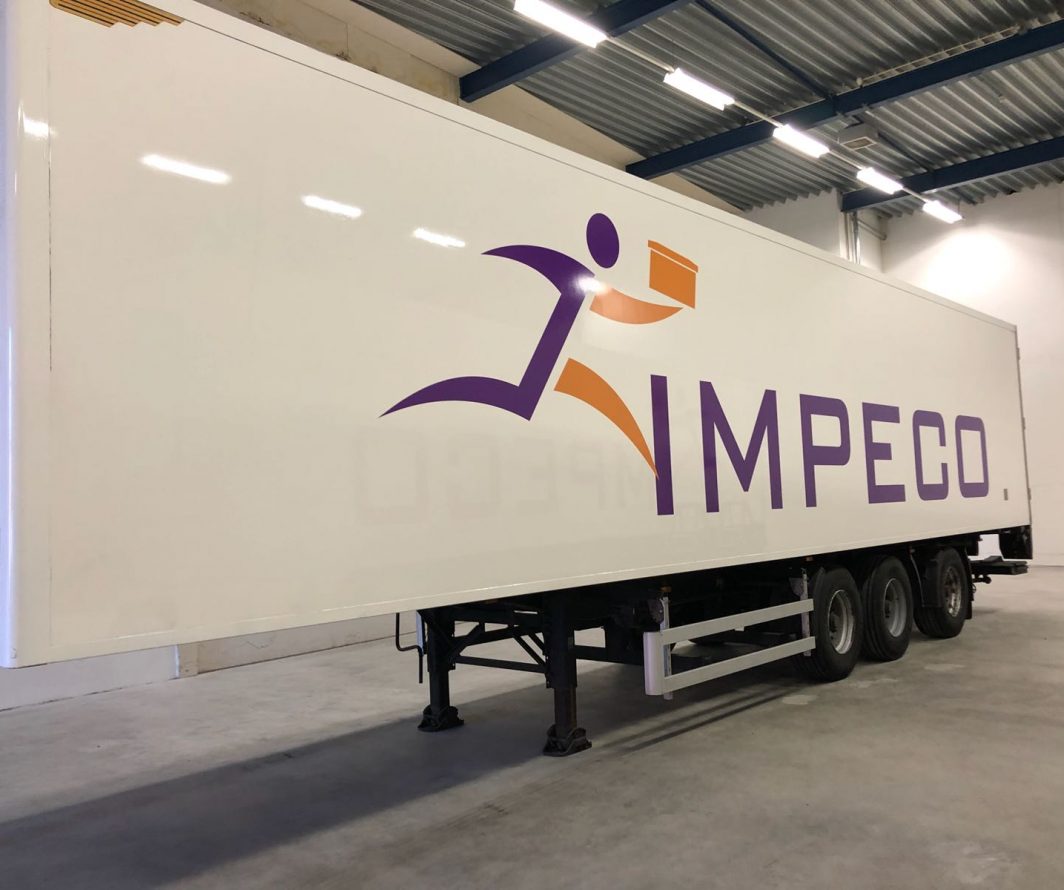 Beletterde vrachtwagen van Impeco