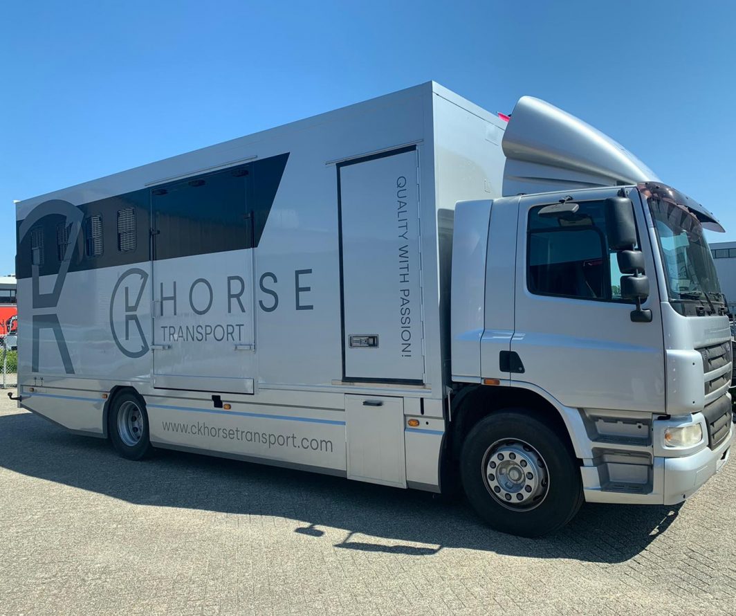 Beletterde vrachtwagen van CK Horsetransport