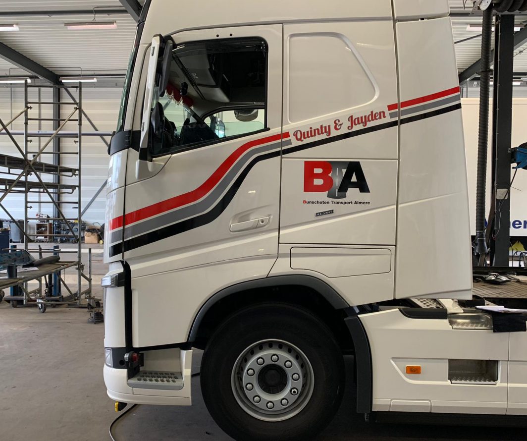Beletterde vrachtwagen van BTA
