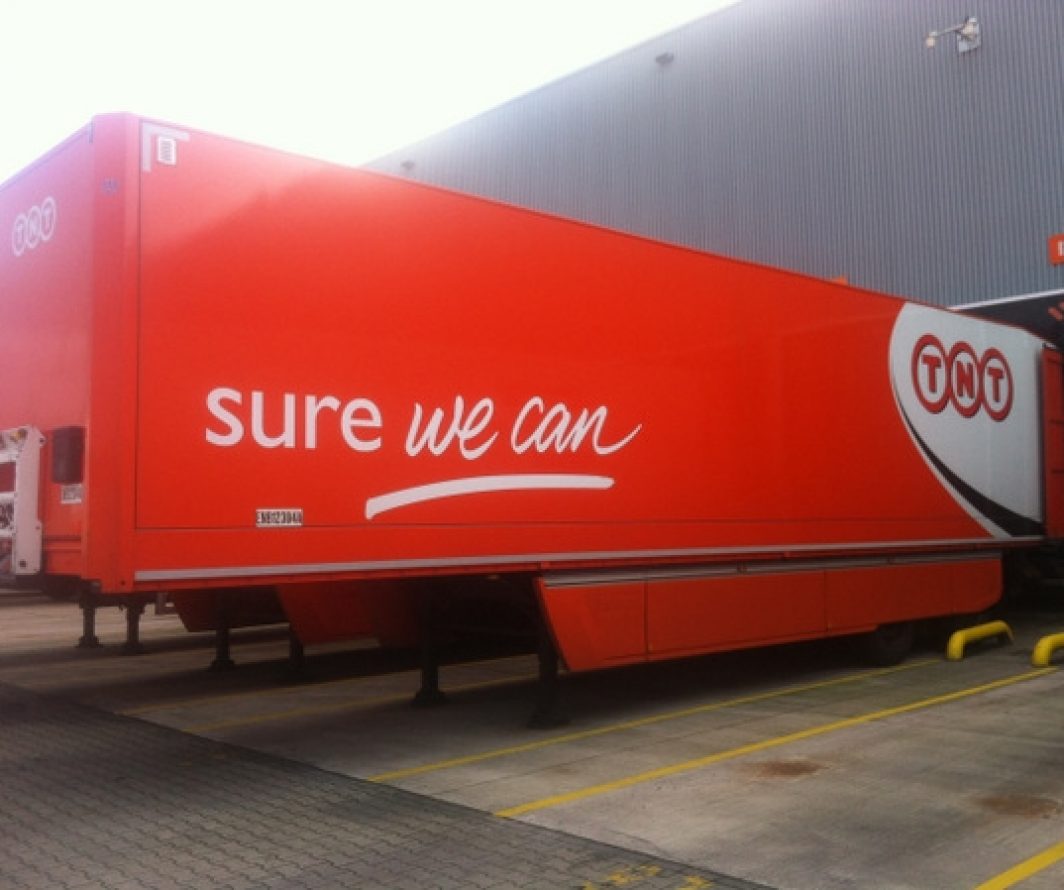 Beletterde vrachtwagen van TNT