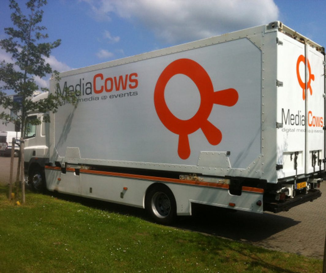 Beletterde vrachtwagen van Media Cows